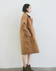 Γυναικείο κομψό  βαμβακερό παλτό σε ευρύ στυλ, σε μπεζ χρώμα