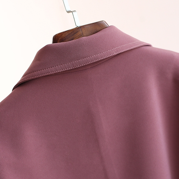 Дълго дамско палто стилно, със закрепване - копчета и колан, в розов и бежов цвят