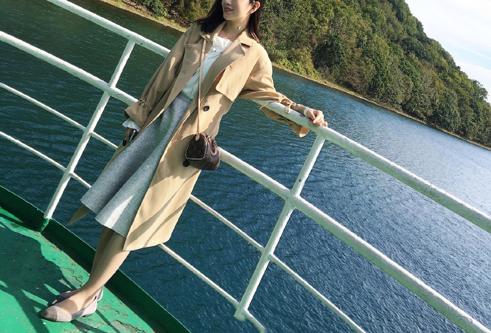 Дълго дамско палто стилно, със закрепване - копчета и колан, в розов и бежов цвят