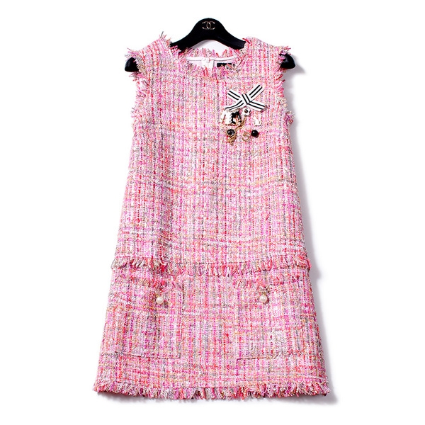 Елегантна рокля с брошка за стилни дами в два цвята - розов и син. 