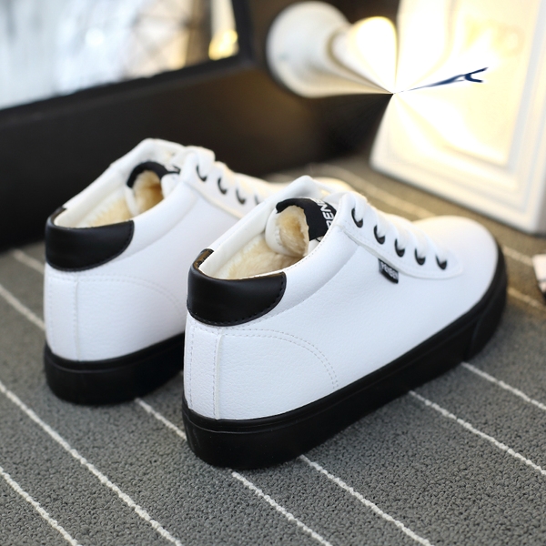 Изчистени дамски кецове в черен и бял цвят с връзки