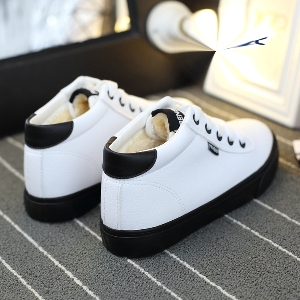 Κομψά γυναικεία παπούτσια σε μαύρο και άσπρο  χρώμα με κορδόνια