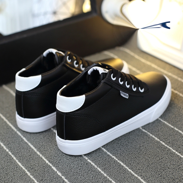 Изчистени дамски кецове в черен и бял цвят с връзки