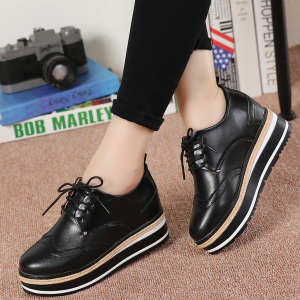 Дамски лачени обувки на платформа в бял и черен цвят с връзки. 