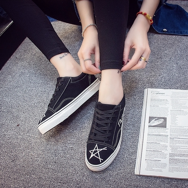 Дамски кецове в черен, сив и червен цвят с надпис Paris и звездички