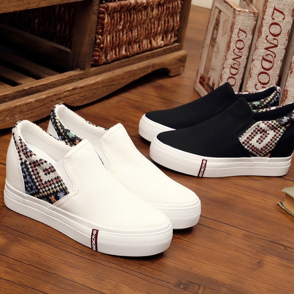 Спортно-елегантни дамски мокасини в черен и бял цвят, с лека платформа