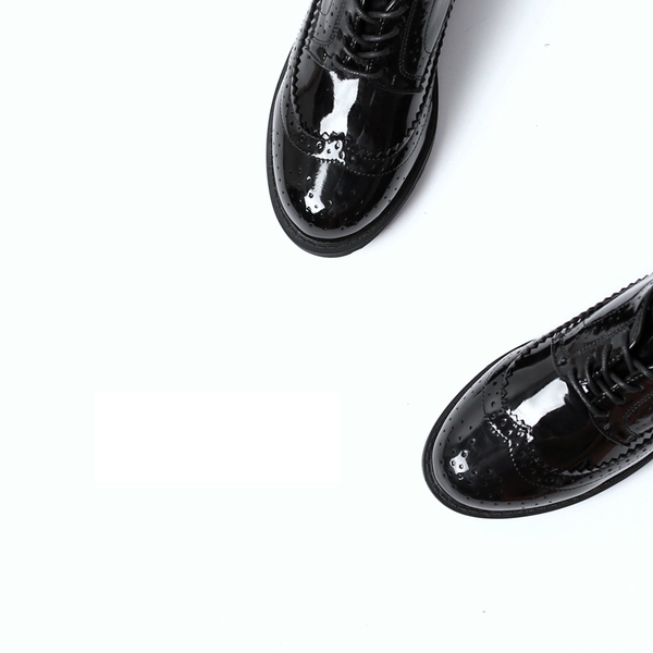 Дамски обувки в Британски стил - лачено черно . 