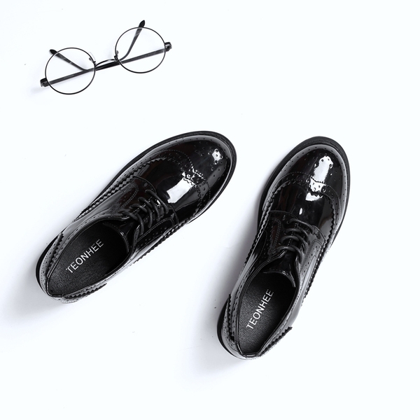 Дамски обувки в Британски стил - лачено черно . 