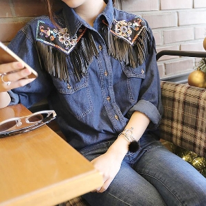 τζιν μπουφάν των γυναικών με κρόσσια και Native American μοτίβα στο φως και σκούρο μπλε
