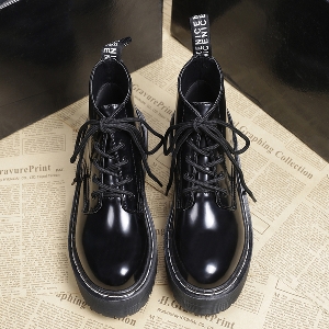 Χειμερινά μαύρα παπούτσια  με δύο μεταλληκά στοιχεία