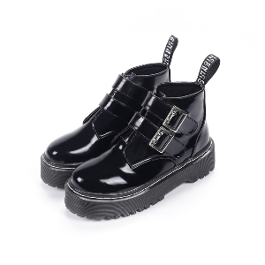 Χειμερινά μαύρα παπούτσια  με δύο μεταλληκά στοιχεία