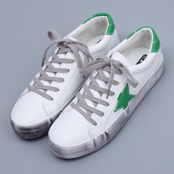 Спортни дамски кецове за жени в черен и бял цвят с декорация - звезда