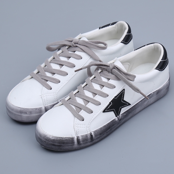 Спортни дамски кецове за жени в черен и бял цвят с декорация - звезда