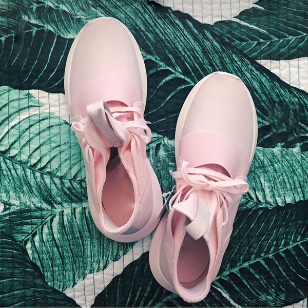 Αθλητικά γυναικεία παπούτσια από δέρμα μικροϊνών σε ροζ, μαύρο και άσπρο χρώμα
