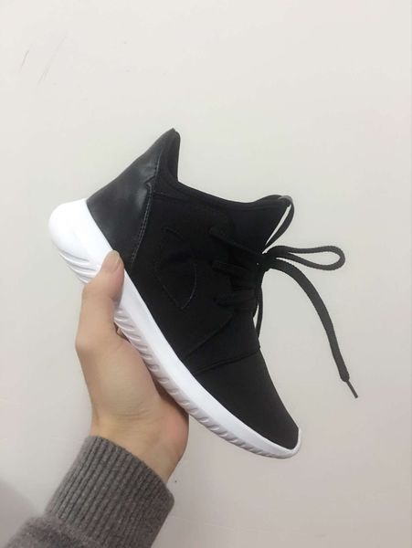 Спортни дамски маратонки от микрофибърна кожа в розов, черен и бял цвят