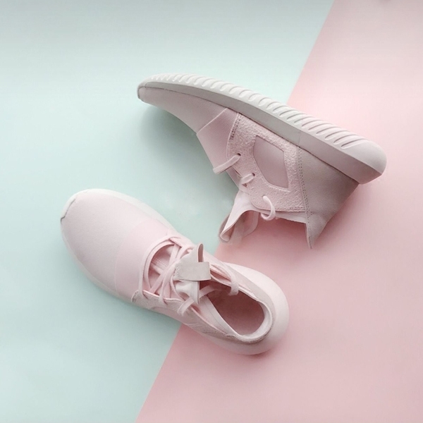 Спортни дамски маратонки от микрофибърна кожа в розов, черен и бял цвят