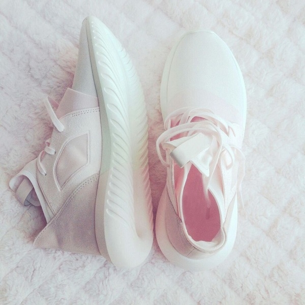 Спортни дамски маратонки от микрофибърна кожа в розов, черен и бял цвят