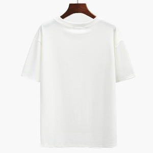 Κομψό καθαρό T-shirts με μια εικόνα σε τρεις tsvyata- λευκό, μαύρο και ροζ.