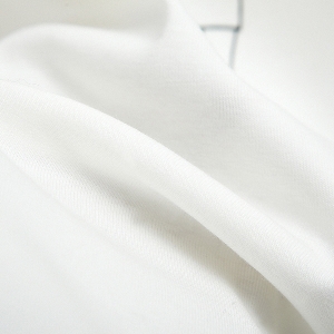 Κομψό καθαρό T-shirts με μια εικόνα σε τρεις tsvyata- λευκό, μαύρο και ροζ.
