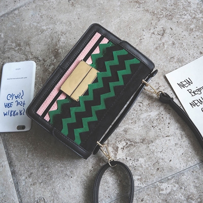 Малка стилни чантички за изисканите дами-в червен и зелен цвят. 