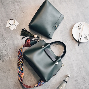 Μοντέρνα τσάντα σε πράσινο και μαύρο με μεγάλη και μικρή λαβή.