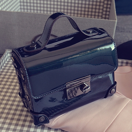 Малка  чанта в свежи цветове подходяща за парти. 