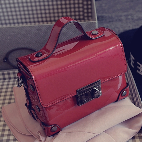 Малка  чанта в свежи цветове подходяща за парти. 