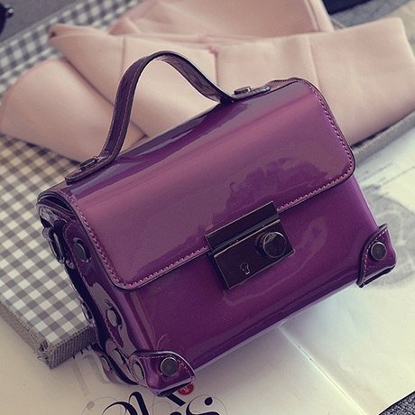 Малка  чанта в свежи цветове подходяща за парти. 