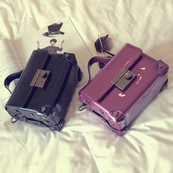 Малка  чанта в свежи цветове подходяща за парти. 