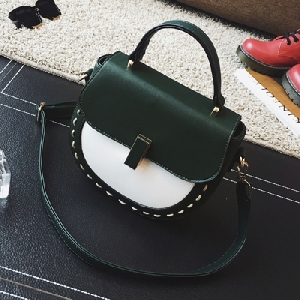 Μια μικρή τσάντα σε πράσινο, γκρι και μαύρο.