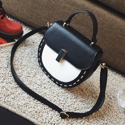 Малка чанта в зелен, сив и черен цвят. 