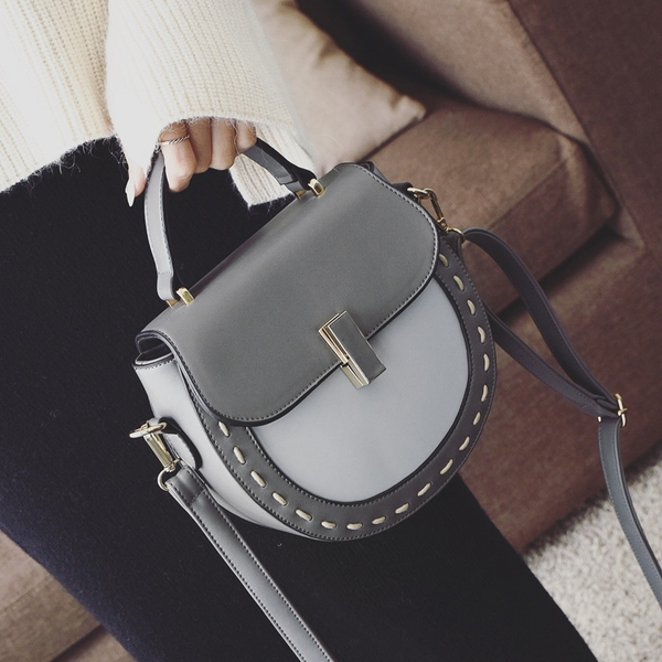 Малка чанта в зелен, сив и черен цвят. 