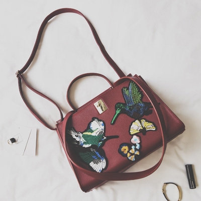 Спортно-елегантна чанта в четири цвята с ръчна бродерия. 