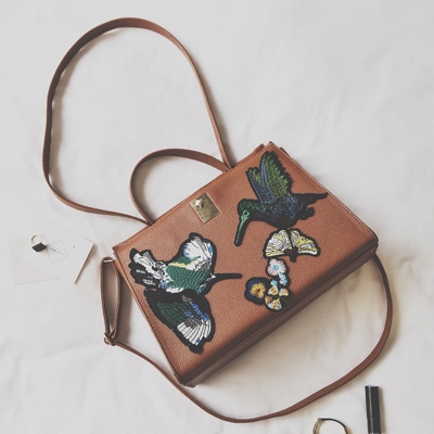 Спортно-елегантна чанта в четири цвята с ръчна бродерия. 