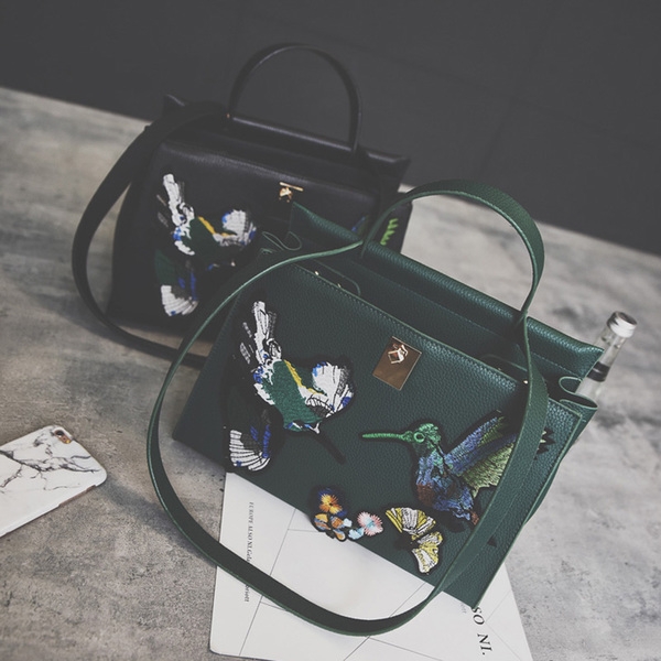 Спортно-елегантна чанта в четири цвята с ръчна бродерия. 