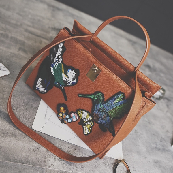 Спортно-елегантна чанта в четири цвята с ръчна бродерия. 