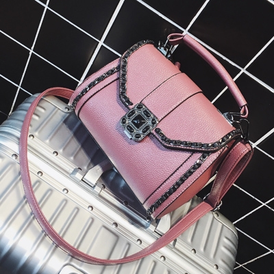 Модерна дамска чанта с красива катарама. 