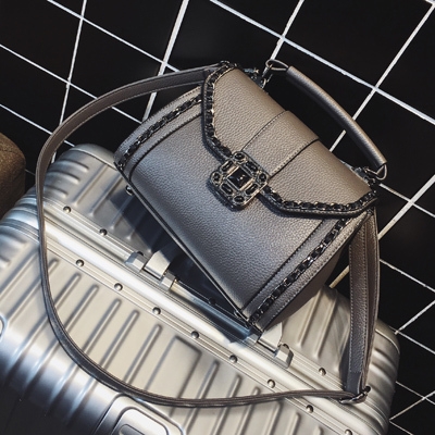 Модерна дамска чанта с красива катарама. 