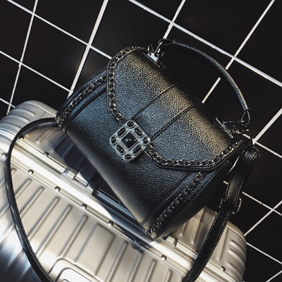 Модерна дамска чанта с красива катарама. 