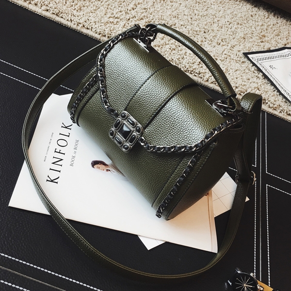 Модерна дамска чанта с красива катарама. 