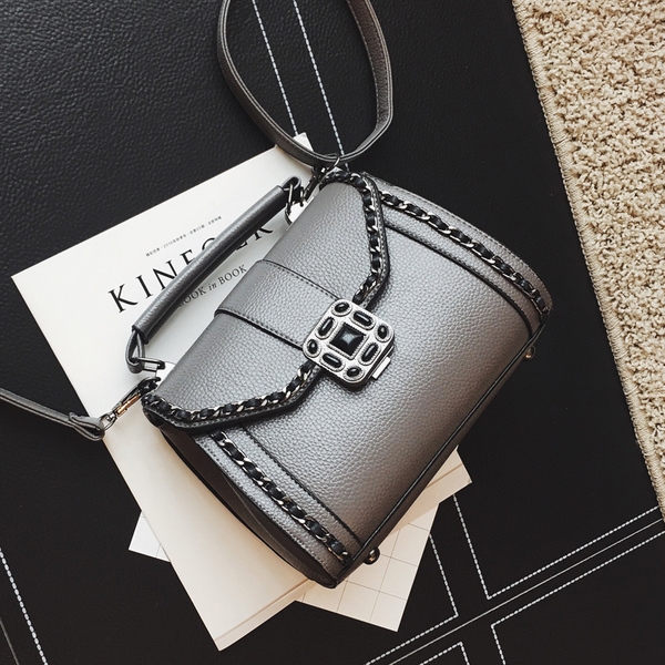 Модерна дамска чанта с красива катарама. 