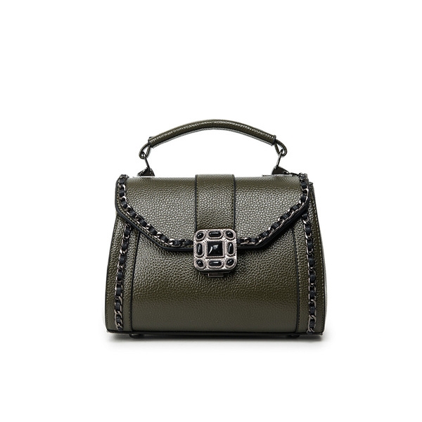 Модерна дамска чанта с красива катарама. 