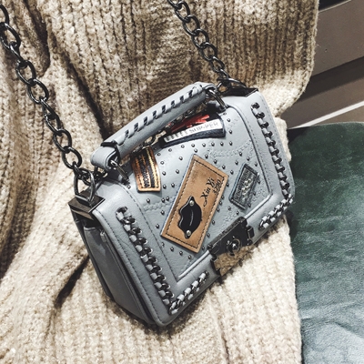 Мини чантичка с дълга верижка и различни апликации в три цвята.