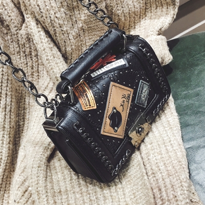 Мини чантичка с дълга верижка и различни апликации в три цвята.