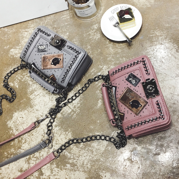 Мини чантичка с дълга верижка и различни апликации в три цвята.