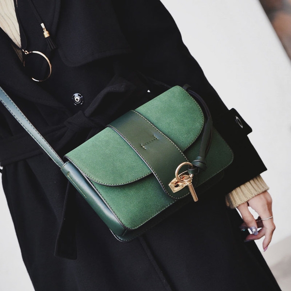 Дамски матови чантички с катарама отпред. 