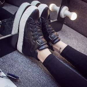 Άνετα αθλητικά πάνινα παπούτσια για γυναίκες με κορδόνια και λουράκια βελκρό σε μαύρο και άσπρο χρώμα