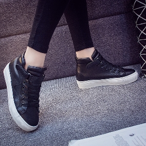 Άνετα αθλητικά πάνινα παπούτσια για γυναίκες με κορδόνια και λουράκια βελκρό σε μαύρο και άσπρο χρώμα