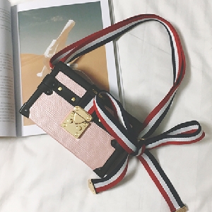 Мини чанта с регулираща се дръжка в черен и розов цвят. 