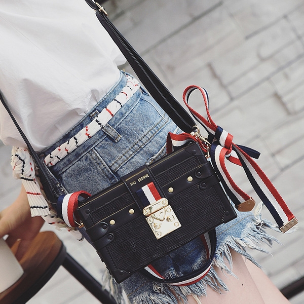 Мини чанта с регулираща се дръжка в черен и розов цвят. 